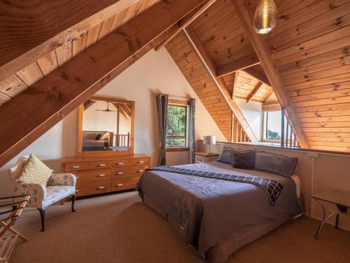 Postel nebo postele na pokoji v ubytování Whisper Cottage