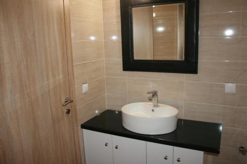 a bathroom with a sink and a mirror at Theatraki in Selínia