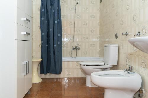 A bathroom at AGUAMARINA C, 11-51