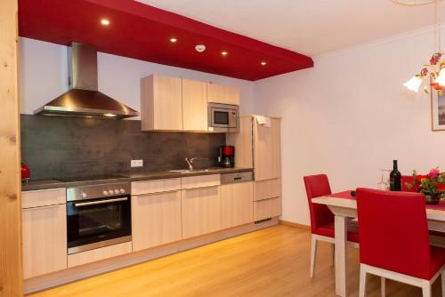 Dapur atau dapur kecil di Ferienwohnungen Starchenthof - Wildschönau, Premiumcard inclusive