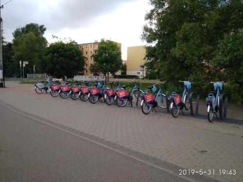 une rangée de motos garées sur un trottoir dans l'établissement Eleven Pokoje, à Gdynia