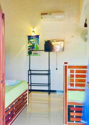 um quarto com dois beliches e um ventilador em Amaya Gate em Matara