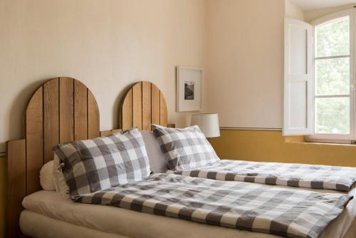 two beds sitting next to each other in a bedroom at Bioagriturismo il cerreto in Pomarance