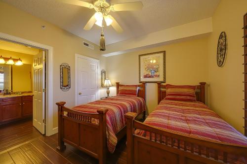 1 dormitorio con 2 camas y ventilador de techo en Emerald Isle 2207, en Panama City Beach