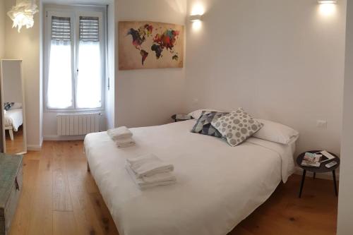 Un dormitorio con una cama blanca con toallas. en Castaldi 18 - Milano a portata di mano, en Milán