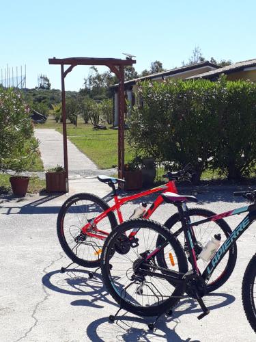 サン・ジョヴァンニ・スエルジュにあるHotel Perda Rubiaの二台の自転車が並んで歩道に停まっている