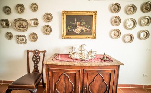 a room with a table and plates on the wall at Palazzo Pulieri in Altino