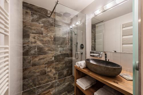 W łazience znajduje się kamienna umywalka i prysznic. w obiekcie Natur Residenz Anger Alm - Adults only w mieście St. Leonhard im Pitztal