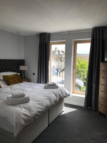 - une chambre avec un lit et une grande fenêtre dans l'établissement Apt 2, Frasers Close, à Kirkwall