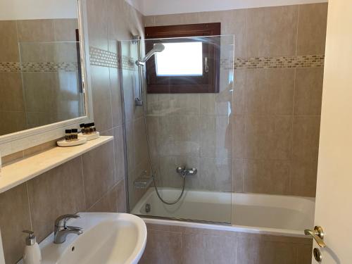 uma casa de banho com um lavatório e um chuveiro em Krinakia Villas em Xerokampos