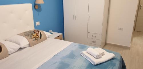 a bedroom with a bed with towels on it at ele&gio accomodation in Tropea