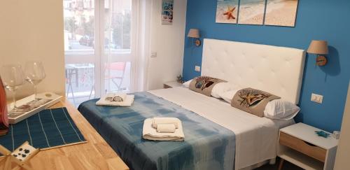 a bedroom with a large bed with towels on it at ele&gio accomodation in Tropea