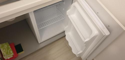 a white refrigerator with its door open in a kitchen at ele&gio accomodation in Tropea
