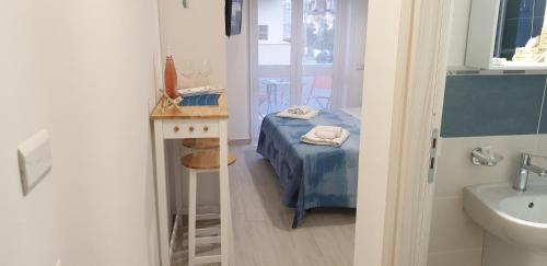a small room with a bed and a sink at ele&gio accomodation in Tropea