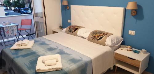 a bedroom with a large bed with towels on it at ele&gio accomodation in Tropea