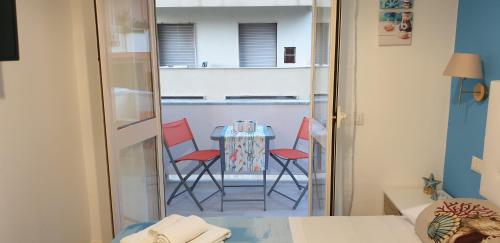 a room with a table and chairs in a room at ele&gio accomodation in Tropea