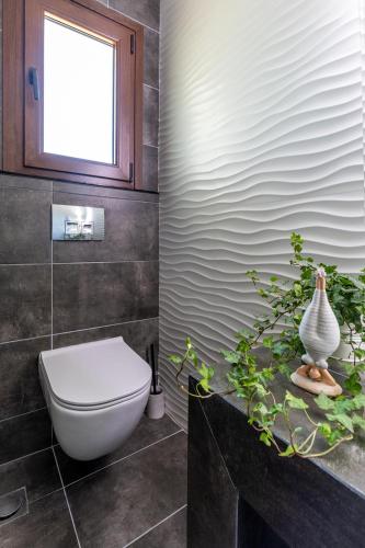 Bilik mandi di Villa Joy