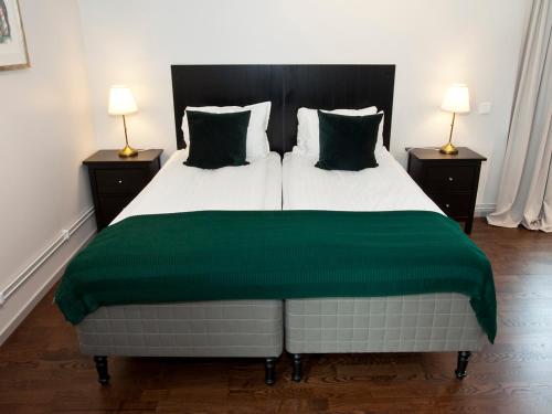 Ein Bett oder Betten in einem Zimmer der Unterkunft Rasta Götene