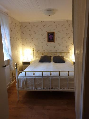 Łóżko lub łóżka w pokoju w obiekcie Backhansgården I Plintsberg