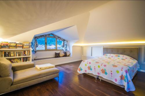 um quarto com uma cama, um sofá e uma janela em Villa Jotun Icmeler Daily Weekly Rentals em Marmaris