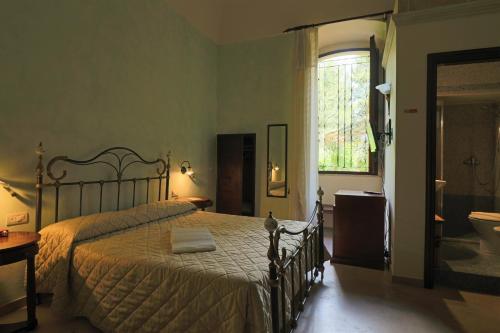 a bedroom with a bed and a tub and a window at Dimora Relais Excelsa in Gallipoli