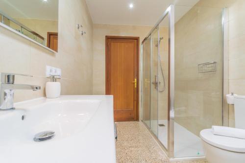 A bathroom at Garballons 5 1D