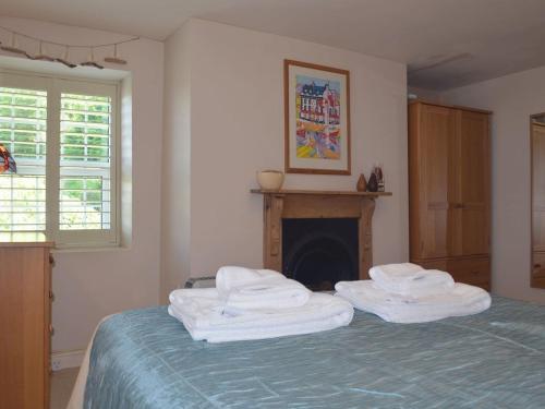 1 dormitorio con 2 pilas de toallas en una cama en Lakeside, en Millbrook