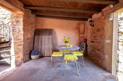 un patio avec une table et des chaises dans un bâtiment dans l'établissement Valterra y Tosal, à Torres-Torres