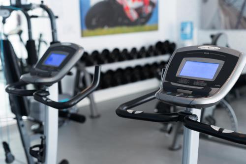 a cell phone sitting on a treadmill in a gym at Hotel Spa Calagrande Cabo de Gata in Las Negras