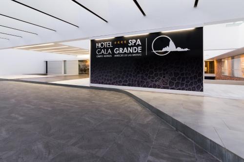 a lobby of a hotel with a wall with a sign at Hotel Spa Calagrande Cabo de Gata in Las Negras