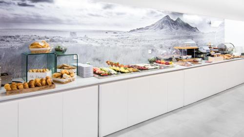 a buffet line with food and a mountain in the background at Hotel Spa Calagrande Cabo de Gata in Las Negras