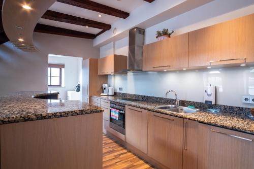 Kuchyň nebo kuchyňský kout v ubytování Dream Stay - Five Bedroom Penthouse in Old Town