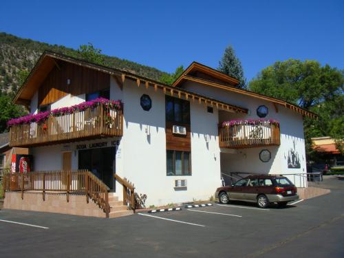 a building with a car parked in a parking lot at Starlight Lodge in Glenwood Springs