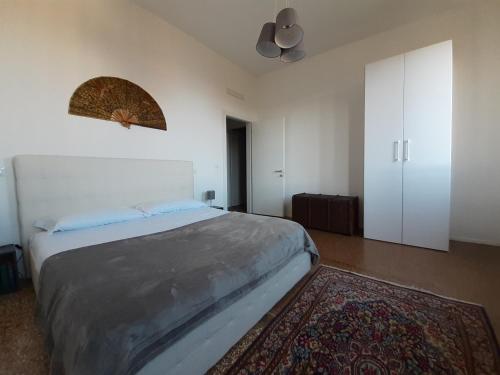 威尼斯的住宿－Sunrise Apartment in Giudecca，一间卧室配有一张大床和地毯。