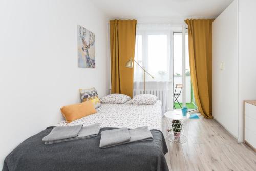 Posteľ alebo postele v izbe v ubytovaní SuperApart Belwederska A MiniStudio, Balcony, Kitchen, Pet-Friendly, TV & Wifi