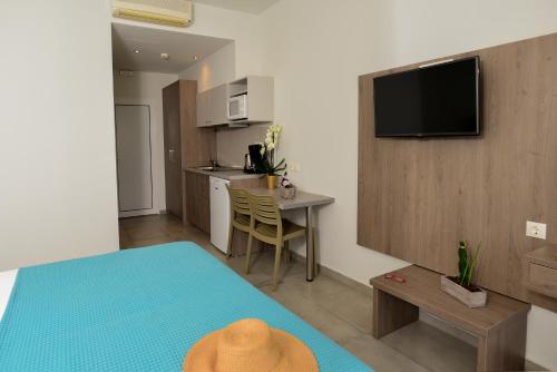 a room with a bed and a kitchen with a table at Blue Horizon Apartments in Balíon