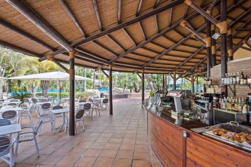 een restaurant met een bar en tafels en stoelen bij Melia Benidorm in Benidorm