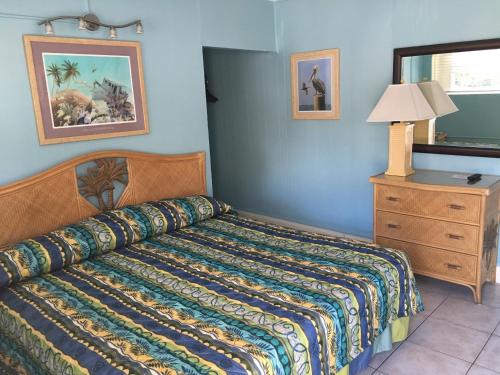 um quarto com uma cama e uma cómoda em Sea Dell Motel - Marathon em Marathon