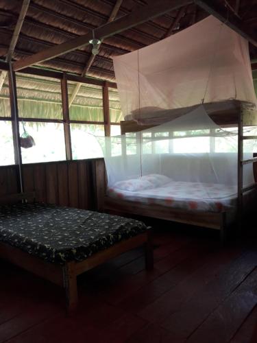 En eller flere køjesenge i et værelse på Omshanty Jungle Lodge