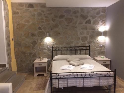 1 dormitorio con 1 cama con 2 toallas en La casa nel verde, en Castelmezzano