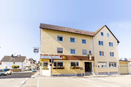 a building on the corner of a street at Hotel Gasthof Rose in Günzburg