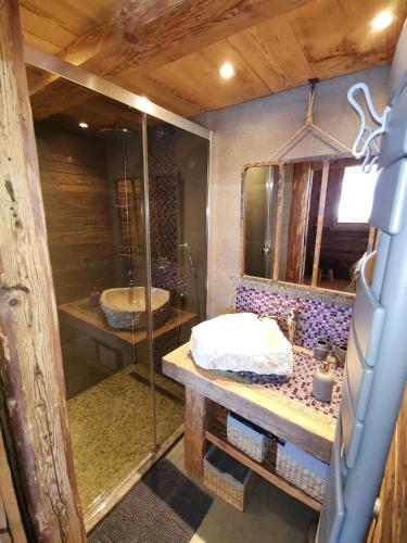 une salle de bain avec une douche en verre et un lavabo dans l'établissement Mazot de Joe avec son hammam entre la Clusaz et Annecy, à Thônes