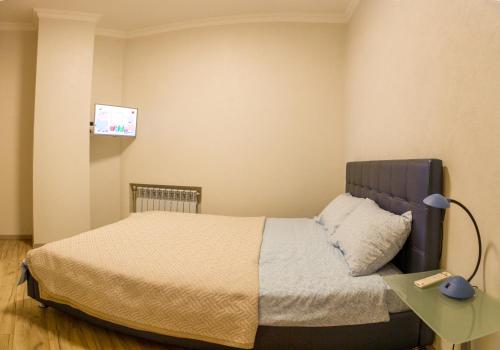 Giường trong phòng chung tại Apartments On Henuezskaya 5