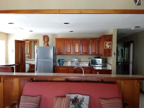 Η κουζίνα ή μικρή κουζίνα στο The Palms Oceanfront Suites