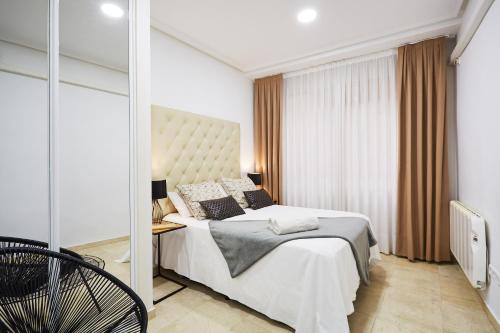 una camera d'albergo con letto e specchio di LEEWAYS LOFT V in GRAN VÍA a Madrid