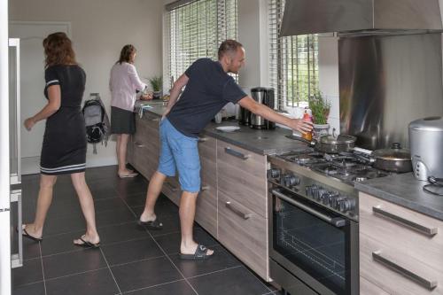 Dapur atau dapur kecil di Groeps Villa 24 pers.