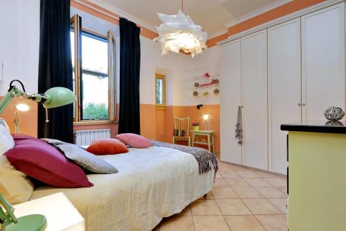 een slaapkamer met een groot bed met kleurrijke kussens bij GARDEN DOWNTOWN. 3 stops from Colosseum in Rome