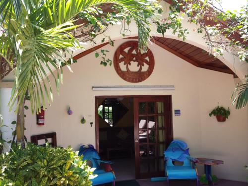Κήπος έξω από το The Palms Oceanfront Suites