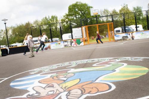 a group of people walking on a basketball court at Groepsboerderij 20 pers. in Voorthuizen