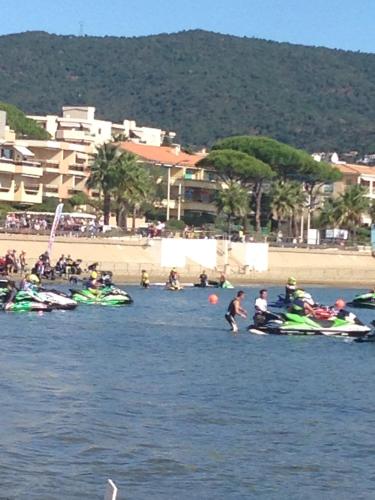 un grupo de personas en barcos en el agua en Cavalaire chez Michelle, en Cavalaire-sur-Mer